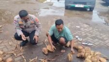 Binmas Polres Metro Tangerang Kota melaksanakan giat sambang kepada para pedagang kelapa parut di Pasar Babakan