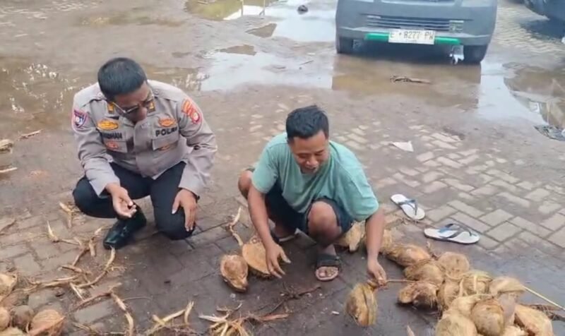 Binmas Polres Metro Tangerang Kota melaksanakan giat sambang kepada para pedagang kelapa parut di Pasar Babakan