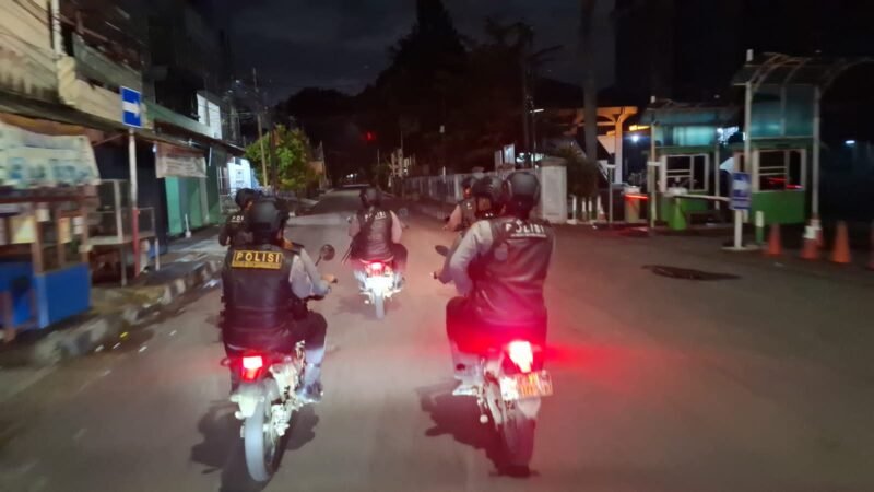 Patroli gabungan Polres Metro Tangerang kota bergerak menyisir titik rawan untuk memastikan situasi tetap aman dan kondusif sepanjang malam (Foto.Istimewa)