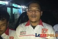 Eko Hasibuan Ketua Rumah Berdaya Pengemudi Indonesia (RBPI) Sumut saat menyalurkan bantuan (Lensapolri.com/kbr)