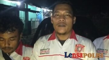 Eko Hasibuan Ketua Rumah Berdaya Pengemudi Indonesia (RBPI) Sumut saat menyalurkan bantuan (Lensapolri.com/kbr)