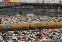 Penampakan kali Dadap yang dipenuhi sampah (Foto.Red/Lensapolri)