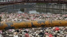 Penampakan kali Dadap yang dipenuhi sampah (Foto.Red/Lensapolri)