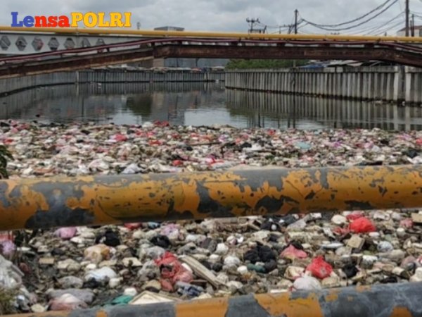 Penampakan kali Dadap yang dipenuhi sampah (Foto.Red/Lensapolri)