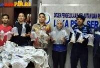 Polres Metro Tangerang Lepas liarkan BBL  jenis pasir yang merupakan barang bukti dugaan tindak pidana perikanan.