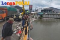 DLH Kabupaten Tangerang Kerahkan Alat Berat Bersihkan Sampah di Bawah Jembatan Kali Dadap
