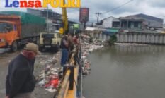 DLH Kabupaten Tangerang Kerahkan Alat Berat Bersihkan Sampah di Bawah Jembatan Kali Dadap