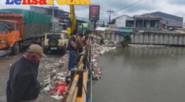 DLH Kabupaten Tangerang Kerahkan Alat Berat Bersihkan Sampah di Bawah Jembatan Kali Dadap
