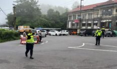 Personel Pos Pam Penelokan Ops Lilin Agung 2025 Hadir Wujudkan Kamseltibcarlantas di Kawasan Wisata