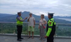 Personel Pos Pam Penelokan Ops Lilin Agung 2025 Berikan Pelayanan Humanis kepada Wisatawan
