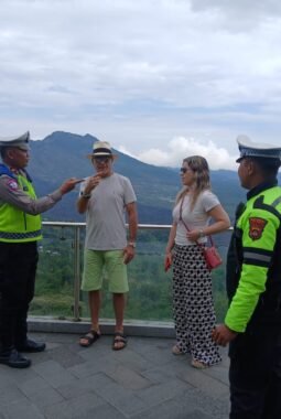 Personel Pos Pam Penelokan Ops Lilin Agung 2025 Berikan Pelayanan Humanis kepada Wisatawan