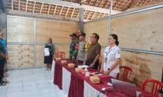 Bhabinkamtibmas Desa Tegal Mengkeb Atensi kegiatan Lomba PKK se Desa Tegalmengkeb memperingati Hari Ibu Tahun 2025