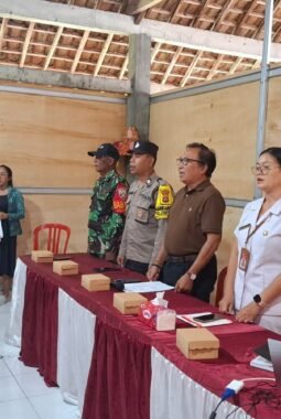 Bhabinkamtibmas Desa Tegal Mengkeb Atensi kegiatan Lomba PKK se Desa Tegalmengkeb memperingati Hari Ibu Tahun 2025