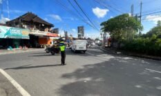 Wujudkan Kamseltibcar Lantas Berbasis Kearifan Lokal, Polsek Abiansemal Konsisten Layani Sore Hari