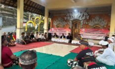 Perkuat Sinergi Polri dan Adat, Bhabinkamtibmas Desa Susut Hadiri Peningkatan Kapasitas Prajuru Adat