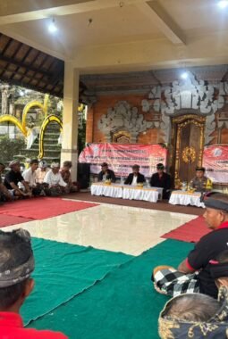 Perkuat Sinergi Polri dan Adat, Bhabinkamtibmas Desa Susut Hadiri Peningkatan Kapasitas Prajuru Adat