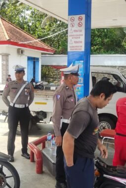 Cegah Kelangkaan BBM Jelang Nataru, Personel Polsek Seltim Turun Langsung ke Lapangan