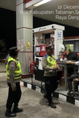 Polsek Selemadeg Hadirkan Rasa Aman Jelang Nataru Lewat Blue Light Patrol