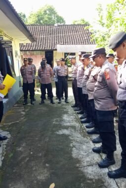 Polsek Kerambitan Gelar Apel Kesiapan Pengamanan Natal, Kapolsek Ingatkan Soliditas dan Kesehatan Personel