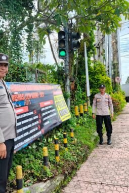 Satgas Preemtif Ops Lilin Agung 2025 Polres Tabanan Pasang Spanduk Imbauan, Ajak Masyarakat Jaga Kamtibmas Nataru