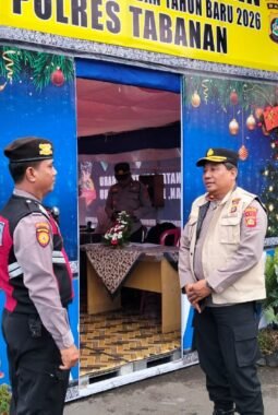 Humanis dan Preventif, Kapolsek Baturiti Dampingi Personel Pos Pam Nataru Ulundanu Beratan