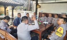 Kapolsek Selemadeg Timur Pimpin Anev dan Jam Pimpinan, Tekankan Kesiapsiagaan Personel Hadapi Cuaca Ekstrem dan Nataru