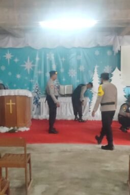 Personel Sat Samapta Polres Bangli Laksanakan Sterilisasi Gereja Jelang Ibadah Malam Kudus