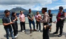 Polsek Kintamani Hadir di Tengah Wisatawan, Pastikan Arus Lalu Lintas Penelokan Tetap Lancar dan Aman