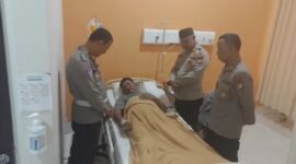 Kapolsek Bekasi Barat Jenguk Anggota Lantas yang Sakit, Wujud Kepedulian dan Solidaritas
