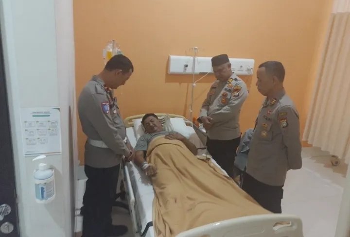 Kapolsek Bekasi Barat Jenguk Anggota Lantas yang Sakit, Wujud Kepedulian dan Solidaritas