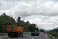 Korlantas Polri memberlakukan pembatasan operasional terhadap kendaraan truk barang selama periode libur Natal 2025 dan Tahun Baru (Nataru) 2026. (Foto: Lensapolri/Kbr)