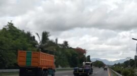 Korlantas Polri memberlakukan pembatasan operasional terhadap kendaraan truk barang selama periode libur Natal 2025 dan Tahun Baru (Nataru) 2026. (Foto: Lensapolri/Kbr)