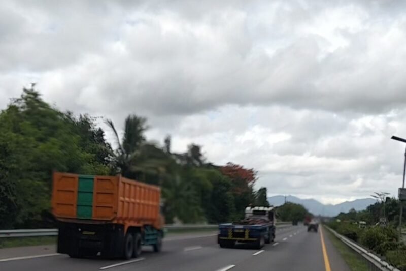 Korlantas Polri memberlakukan pembatasan operasional terhadap kendaraan truk barang selama periode libur Natal 2025 dan Tahun Baru (Nataru) 2026. (Foto: Lensapolri/Kbr)