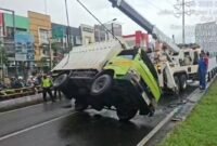 Truk Boks Terguling di Flyover Rawa Buaya Berhasil di Evakuasi Dishub Jakarta Barat 