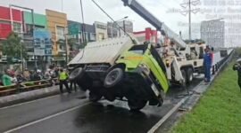 Truk Boks Terguling di Flyover Rawa Buaya Berhasil di Evakuasi Dishub Jakarta Barat 