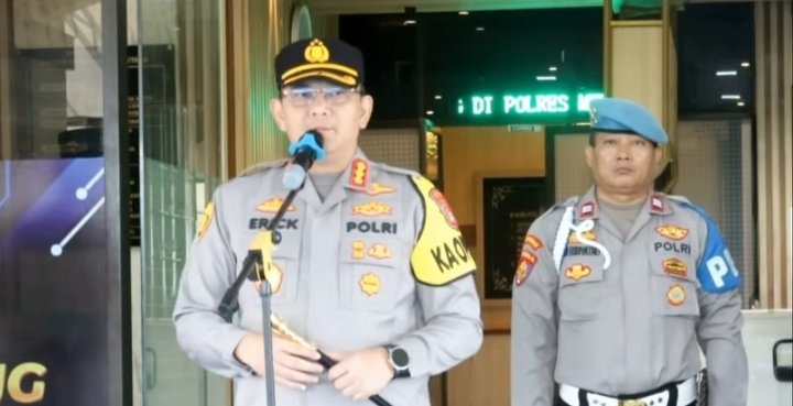 Kapolres Metro Jakarta Utara Kombes Pol Erick Fendriz, S.I.K., M.Si., saat memimpin apel pelepasan personel Brimob Kalimantan Barat dihalaman Polres Metro Jakarta Utara (Foto: Istw)
