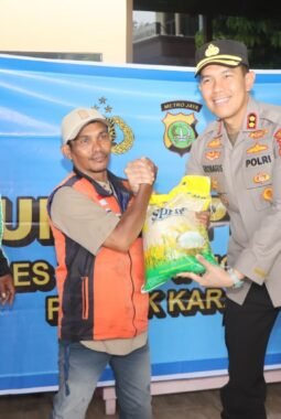 Kapolres Metro Tangerang Kota Pimpin Kegiatan Jum’at Peduli di Polsek Karawaci