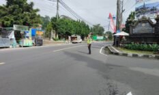 Personel Pos Pam Ulundanu Pastikan Keamanan dan Kelancaran Persembahyangan di Pura Ulun Danu