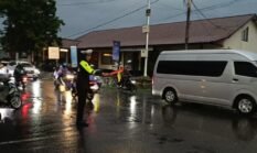 Pengaturan Lalu Lintas di Simpang Tiying Tutul, Polsek Mengwi Ciptakan Rasa Aman Kepada Pengendara