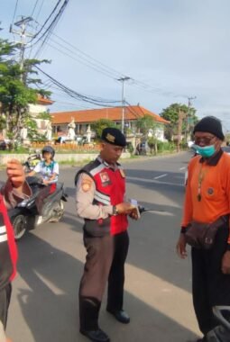 Perkecil ruang gerak aksi curanmor di wilkum bangli, personel samapta sambangi tukang parkir
