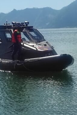 Personel sat polairud polres bangli jaga keamanan dan kelestarian danau Batur