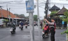 Berikan Pelayanan Kepada Masyarakat Personil Polsek Mengwi Tergelar Sepanjang Jalur Lakukan Pengaturan Lalin