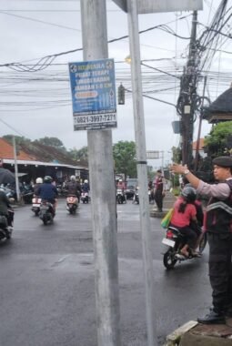 Berikan Pelayanan Kepada Masyarakat Personil Polsek Mengwi Tergelar Sepanjang Jalur Lakukan Pengaturan Lalin