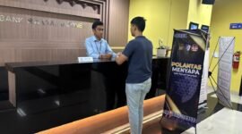 Personel Satlantas Polres Badung melaksanakan kegiatan Polantas Menyapa di salah satu fasilitas (Gede Gading/Hms)