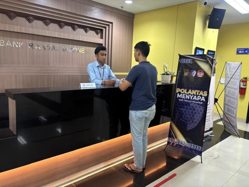 Personel Satlantas Polres Badung melaksanakan kegiatan Polantas Menyapa di salah satu fasilitas (Gede Gading/Hms)