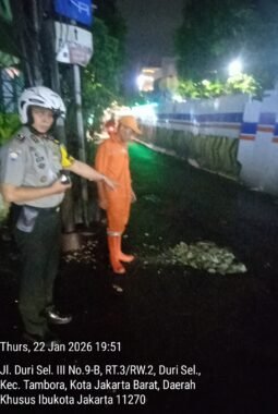 Peduli Keselamatan Warga, Bhabinkamtibmas Duri Selatan Bersama PPSU Timbun Lubang Jalan