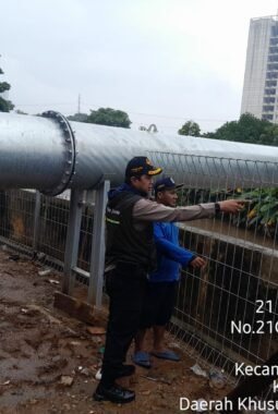 Antisipasi Banjir, Bhabinkamtibmas Kembangan Utara Cek Rumah Pompa dan Debit Air Kali Angke