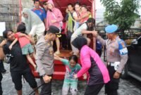 kepedulian Polri serta untuk memastikan kondisi warga terdampak banjir tertangani dengan baik. Dimulai dari Posko Siaga Banjir Perumahan Periuk Damai RW 08, Kel/Kec. Periuk, Kota Tangerang (Foto Hms/Derry)