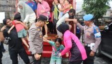 kepedulian Polri serta untuk memastikan kondisi warga terdampak banjir tertangani dengan baik. Dimulai dari Posko Siaga Banjir Perumahan Periuk Damai RW 08, Kel/Kec. Periuk, Kota Tangerang (Foto Hms/Derry)