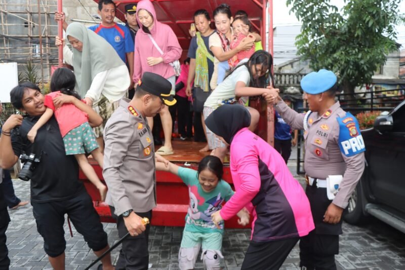 kepedulian Polri serta untuk memastikan kondisi warga terdampak banjir tertangani dengan baik. Dimulai dari Posko Siaga Banjir Perumahan Periuk Damai RW 08, Kel/Kec. Periuk, Kota Tangerang (Foto Hms/Derry)